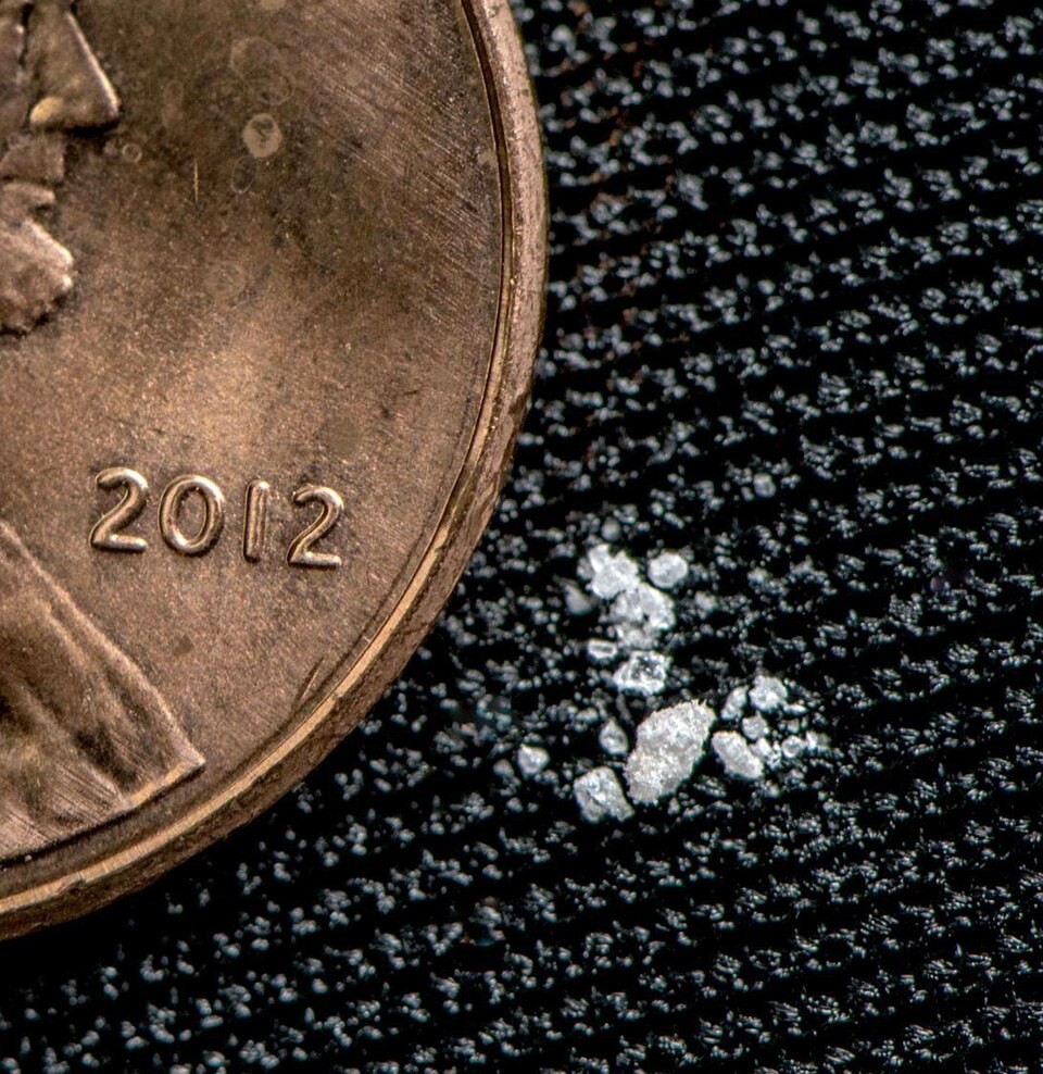 Due milligrammi di fentanyl accanto a una moneta da un centesimo