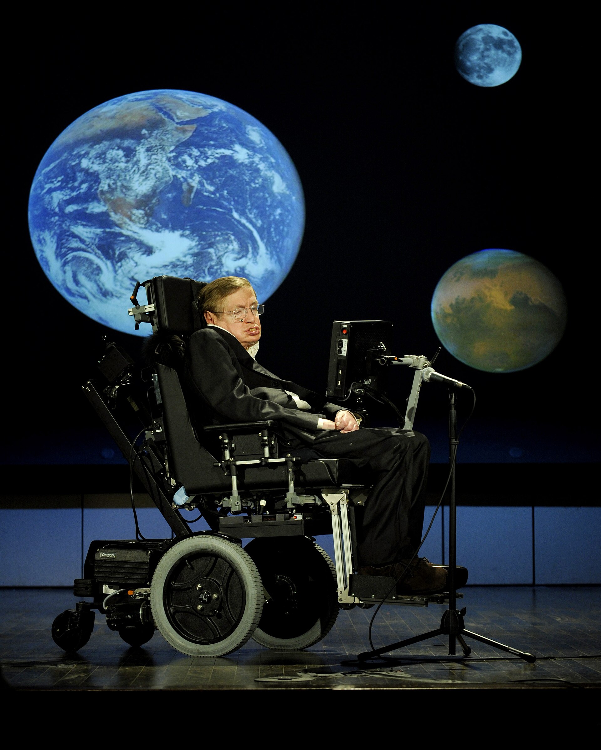 Stephen Hawking sulla sedia a rotelle durante una conferenza NASA